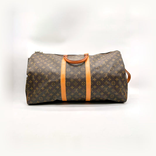 Louis Vuitton Keepall Bandoulière 55 Toile Monogram - vue de face avec la bandoulière posée derrière
