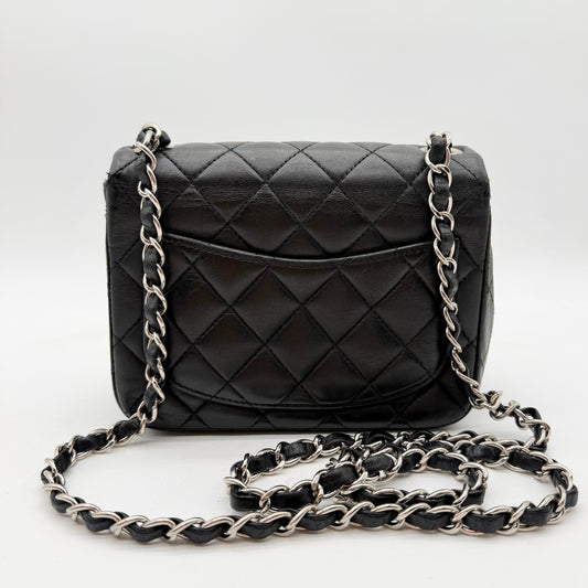 Chanel Mini Timeless carre 17 cuir agneau noir - vue arriere et chaine bandouliere