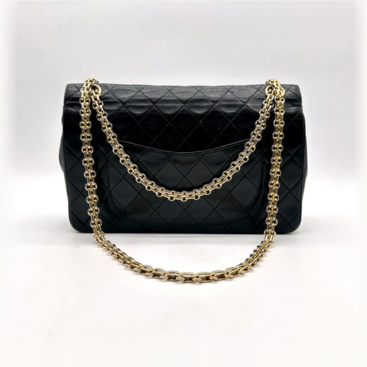 Chanel Timeless 25 cm Cuir d'agneau Noir - vue de face, chaîne déployée