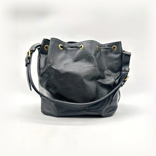 Louis Vuitton Petit Noé Cuir Épi Noir - vue de face avec la bandoulière posée