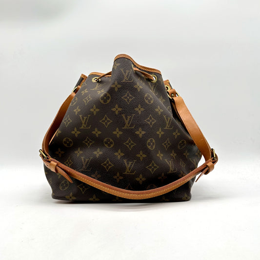 Louis Vuitton Petit Noé Toile Monogram - vue de face avec la bandoulière déployée