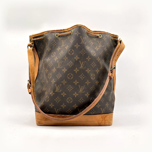 Louis Vuitton Noé Lona Monogram - vista frontal com a alça estendida