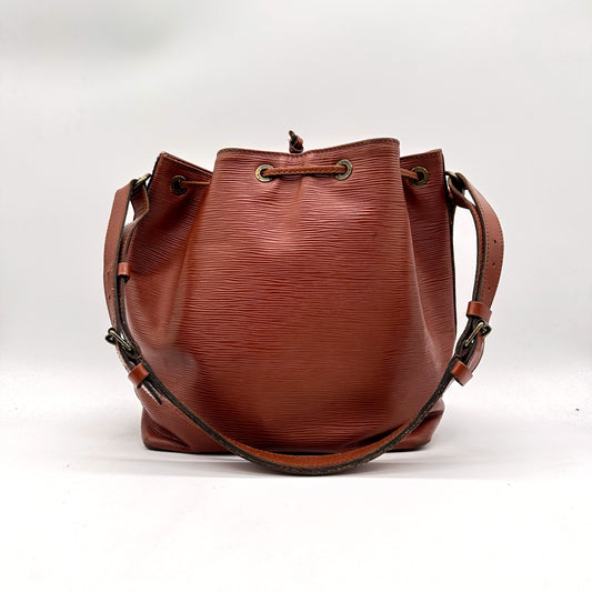Louis Vuitton Petit Noé Épi-Leder Braun - Vorderansicht mit ausgezogenem Schulterriemen
