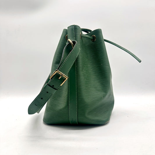 Louis Vuitton Petit Noé Pele Épi Verde - perfil, fivela de ajuste da pega
