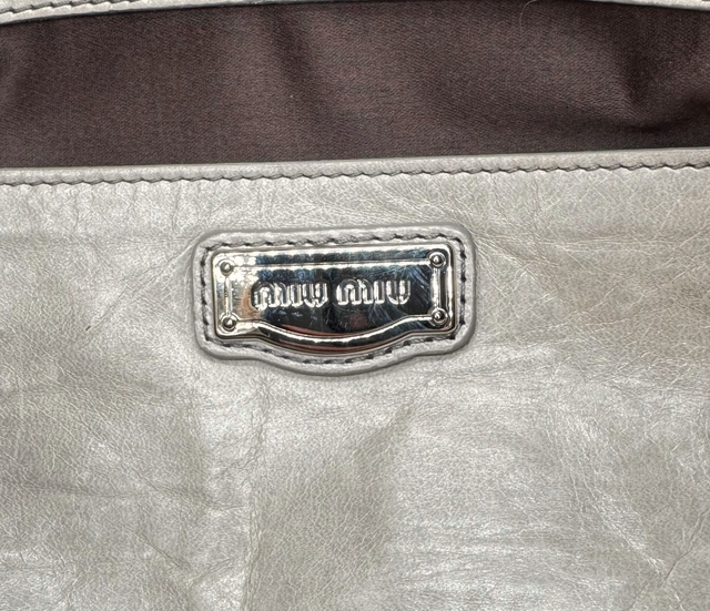 Miu Miu – Sac à Main en Cuir Taupe avec Bandoulière
