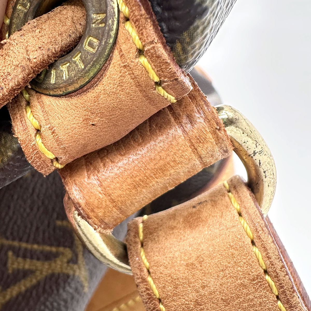 Louis Vuitton Noé Monogram-canvas - detail van de bevestiging van de schouderriem en de ring