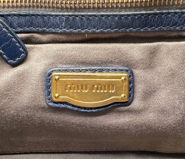 Miu Miu – Sac à Main en Cuir Bleu Marine avec Bandoulière
