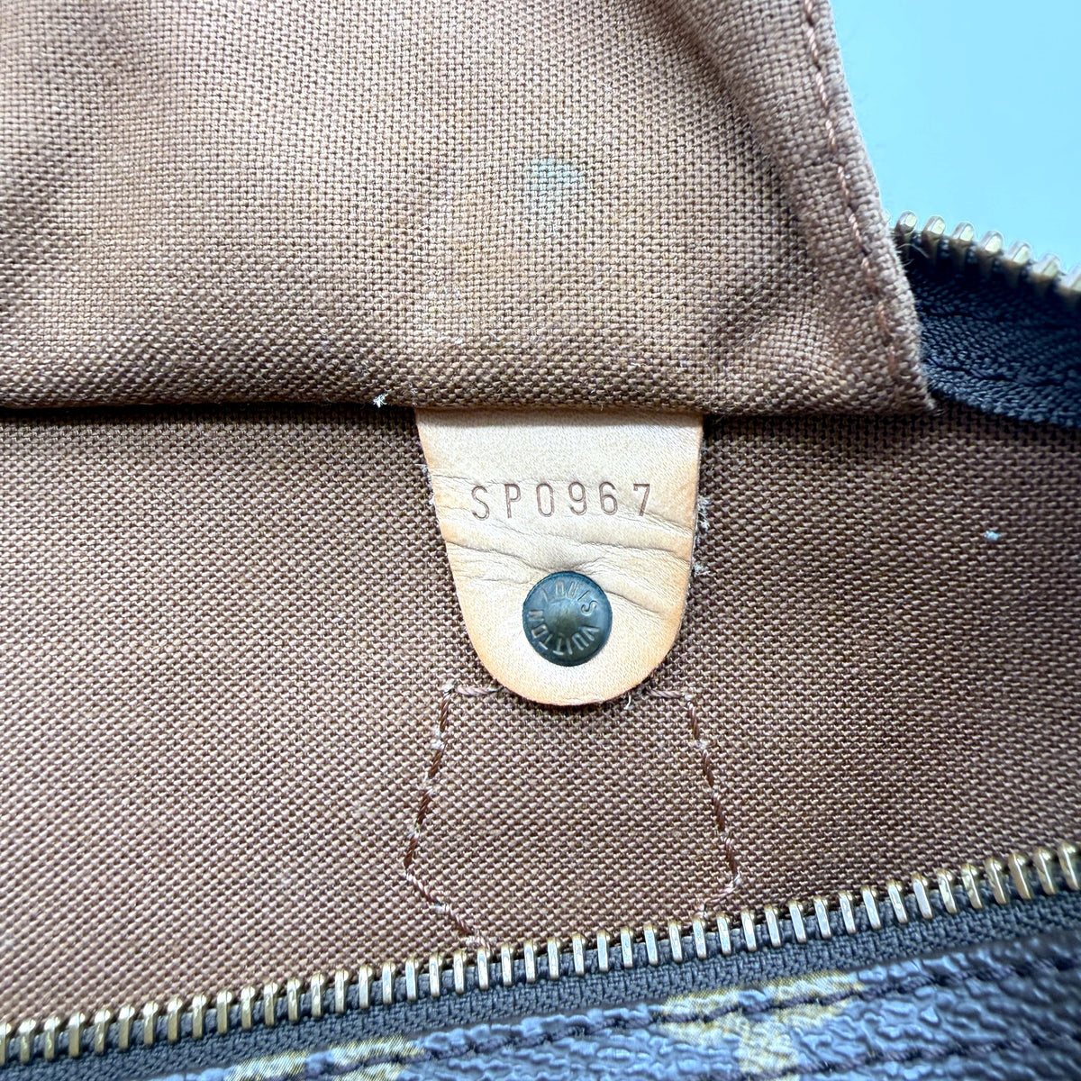 Louis Vuitton Speedy 30 toile Monogram - gros plan de la poche intérieure et de son code date