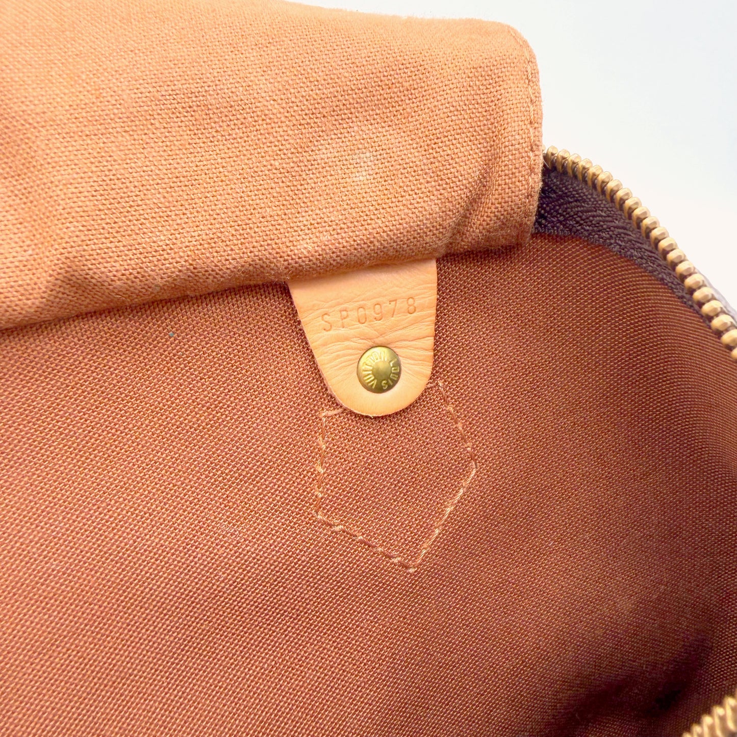 Louis Vuitton Speedy 35 – détail intérieur languette cuir