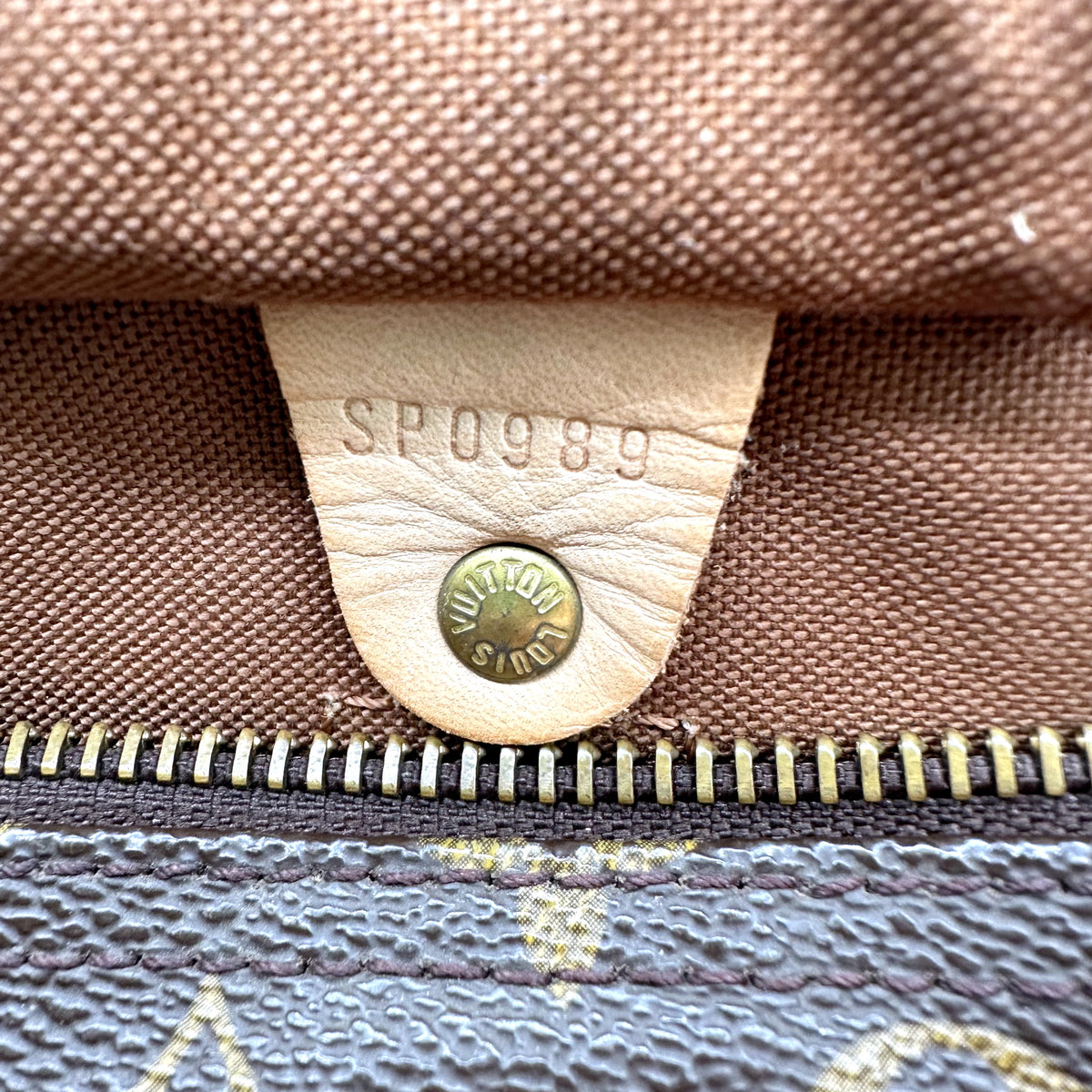 Louis Vuitton Speedy 30 Toile Monogram - détail de l'intérieur et de sa patte de cuir