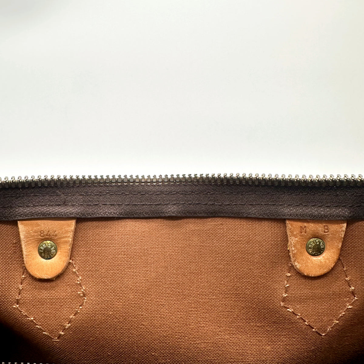 Louis Vuitton Speedy 35 Toile Monogram - détail de l'intérieur, patte de cuir et rivets