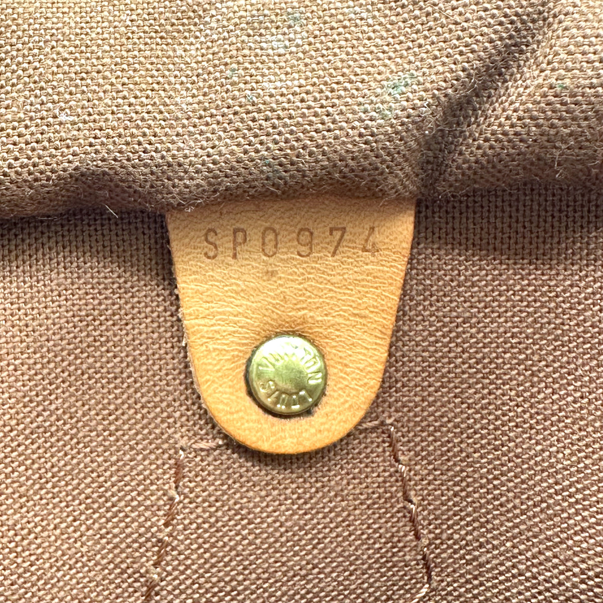 Louis Vuitton Speedy 35 Toile Monogram - détail de la doublure intérieure et de sa patte de cuir