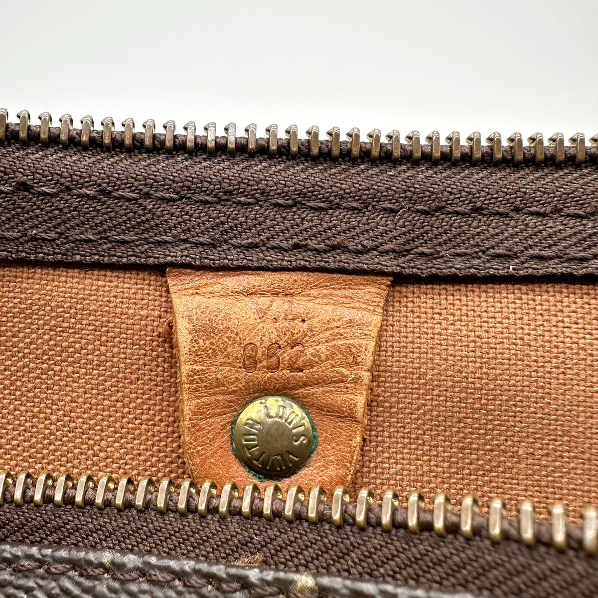Louis Vuitton Speedy 40 Monogram-Canvas - Detail des Innenfutters und seiner Lederlasche