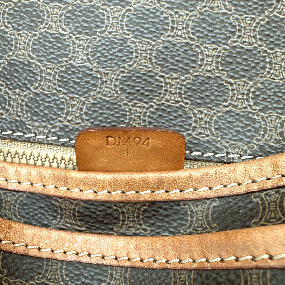 Céline Sacoche Toile Macadam Brun - détail de la patte de cuir portant le code