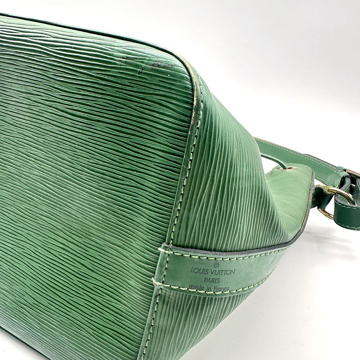 Louis Vuitton Petit Noé Cuir Épi Vert - détail du bas de face et du marquage estampé