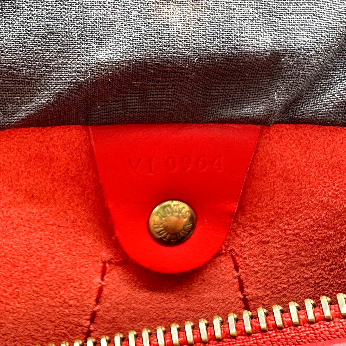 Louis Vuitton Speedy 30 Cuir Épi Rouge - détail de l'intérieur et de la patte estampée