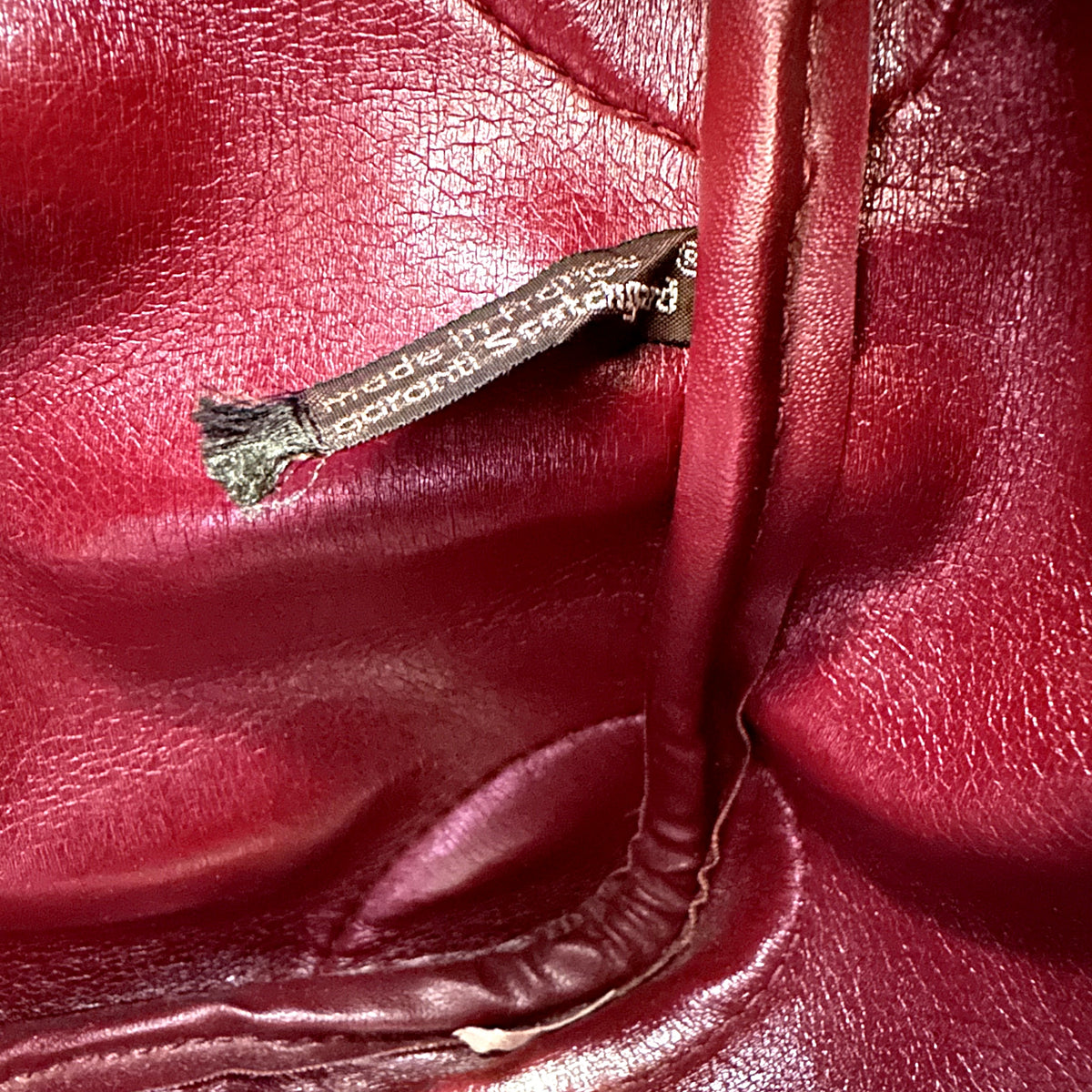 Dior Boston Toile Trotter Rouge - détail de l'étiquette intérieure et de la doublure