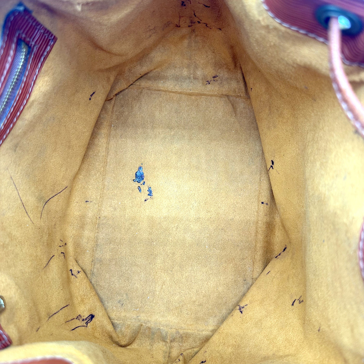 Louis Vuitton Petit Noé Pele Épi Castanha - interior aberto, forro marcado