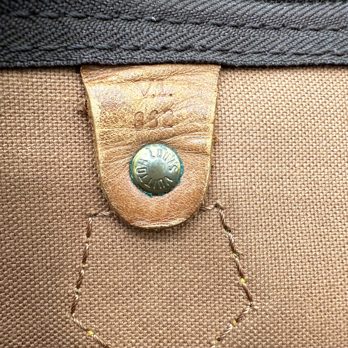 Louis Vuitton Speedy 40 Toile Monogram - détail de la doublure intérieure et de sa patte de cuir