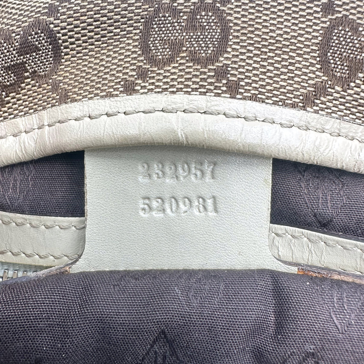 Gucci Cabas Toile GG Beige - détail de l'étiquette de référence à l'intérieur