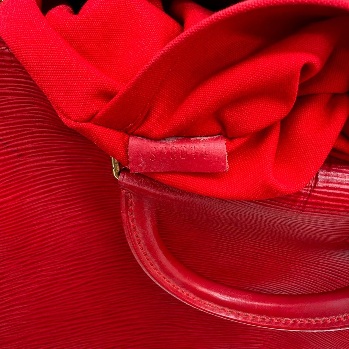 Louis Vuitton Speedy 25 Cuir Épi Rouge - détail de la doublure intérieure et de sa patte de cuir