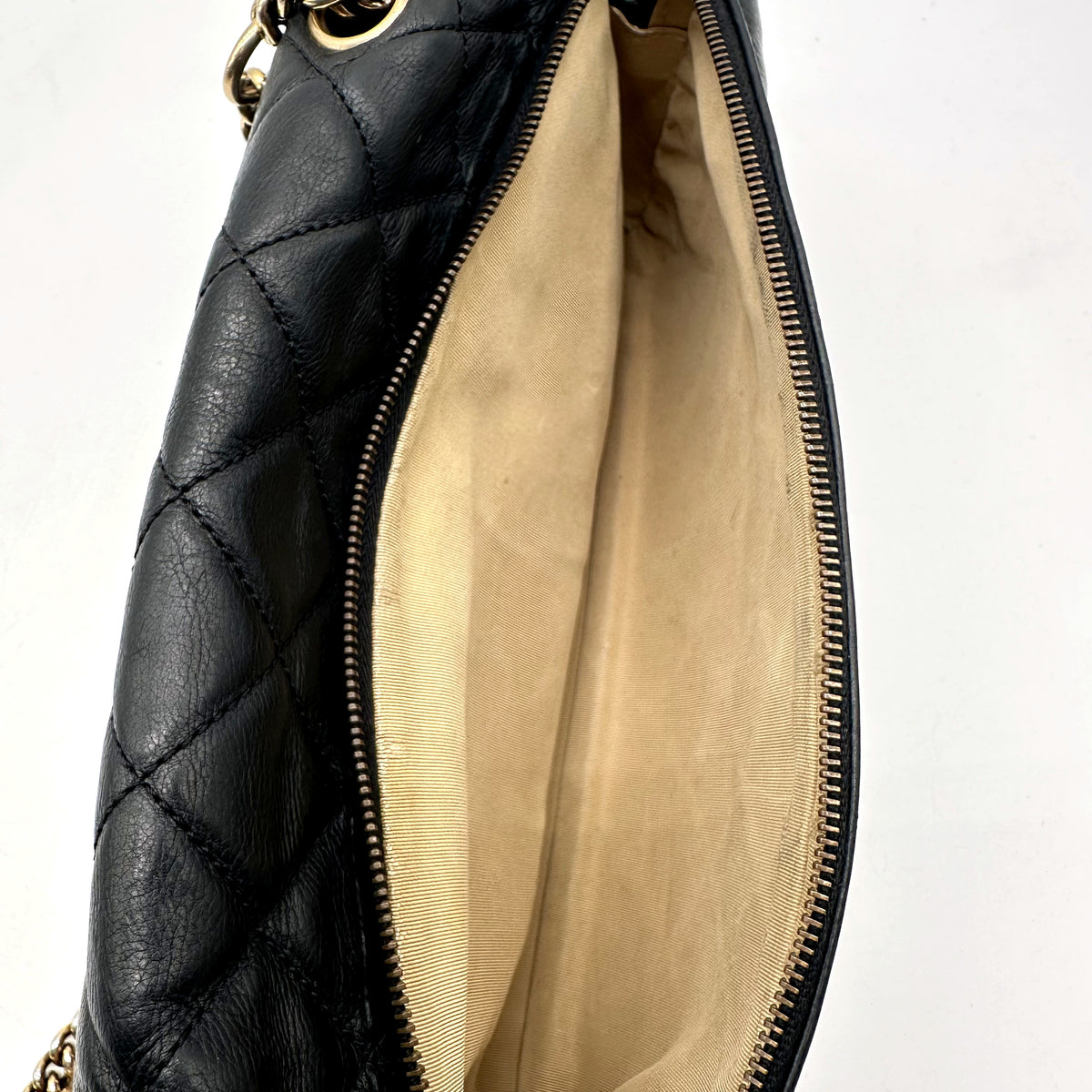 Chanel Double Chaîne Cuir Matelassé Noir - intérieur ouvert, compartiment principal