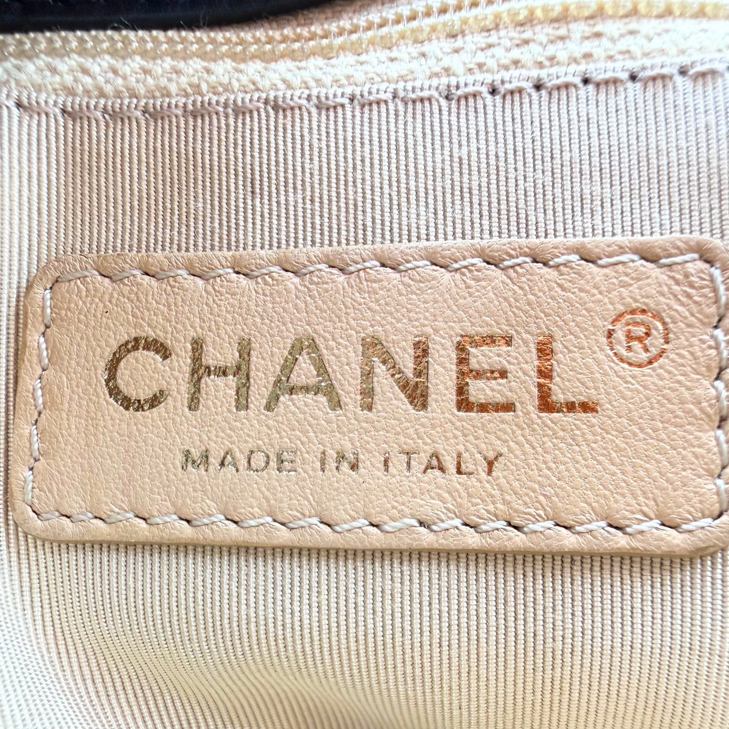 Chanel Sac à rabat matelassé cuir d'agneau - intérieur, étiquette de marque