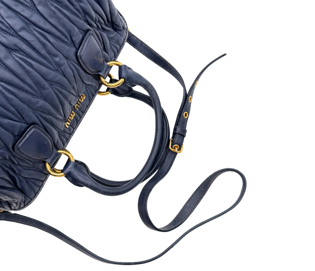 Miu Miu – Sac à main cuir matelassé bleu