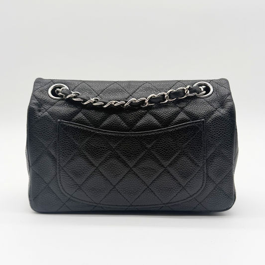 Chanel – Mini Timeless Matelassé 20 cm Schwarzes Kaviarleder