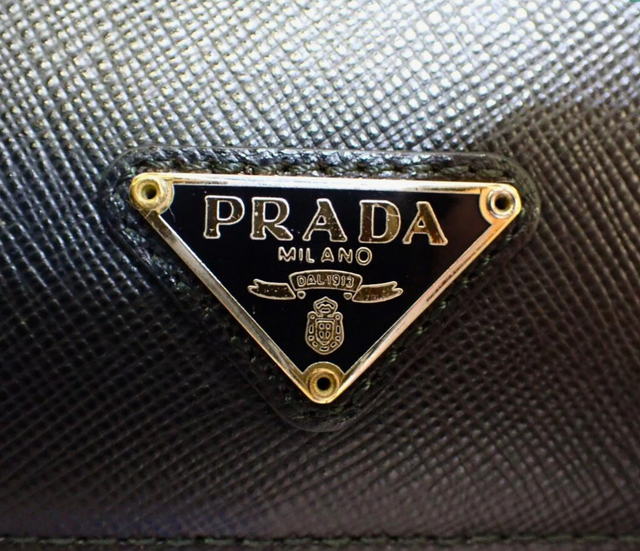 Prada – Porte-monnaie en cuir noir