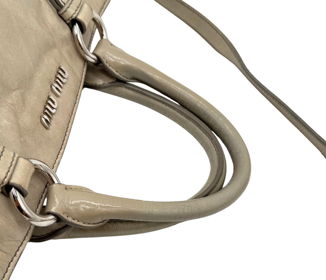 Miu Miu – Sac à Main en Cuir Taupe avec Bandoulière