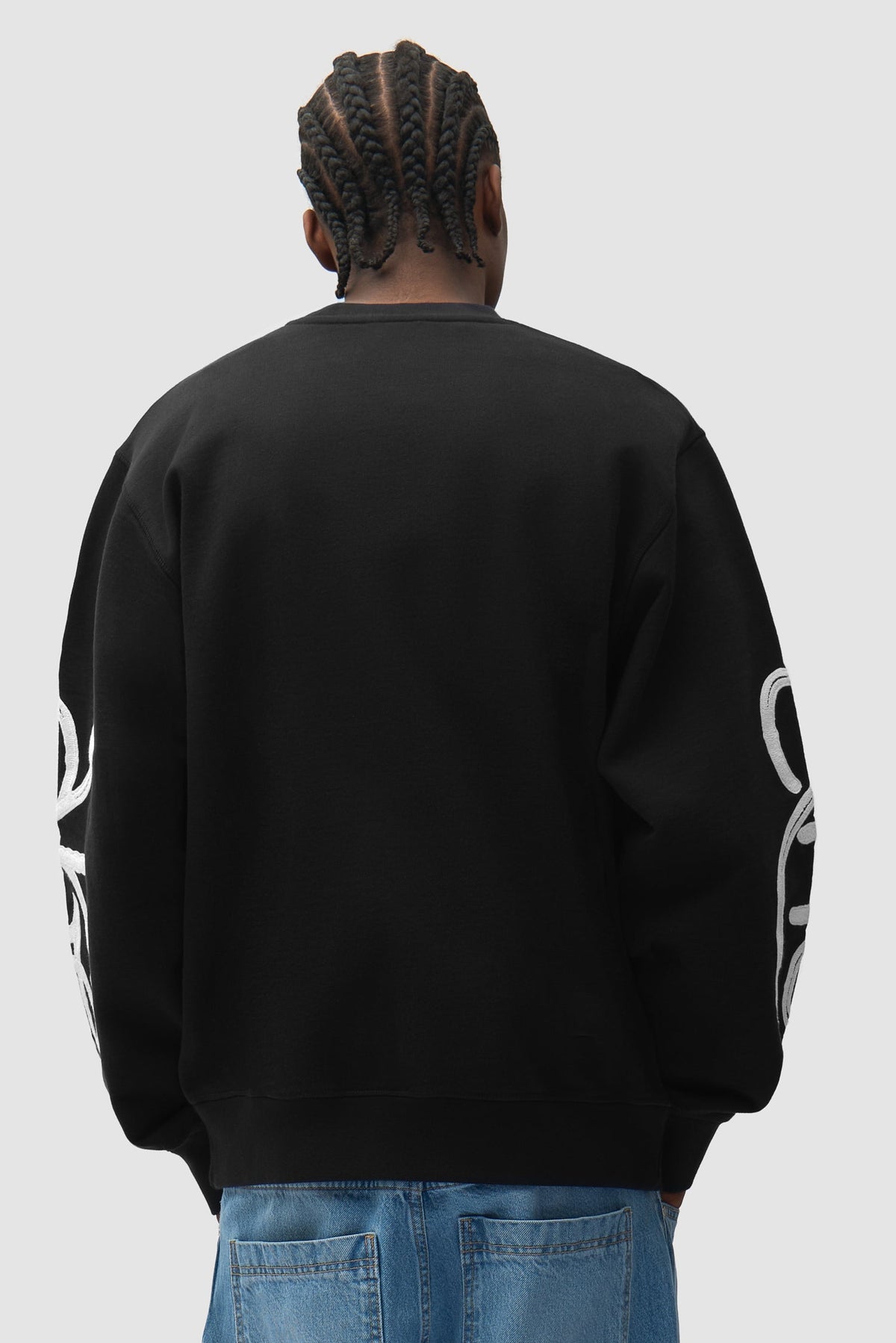 Sweat col rond Swirl noir Arte Antwerp porté