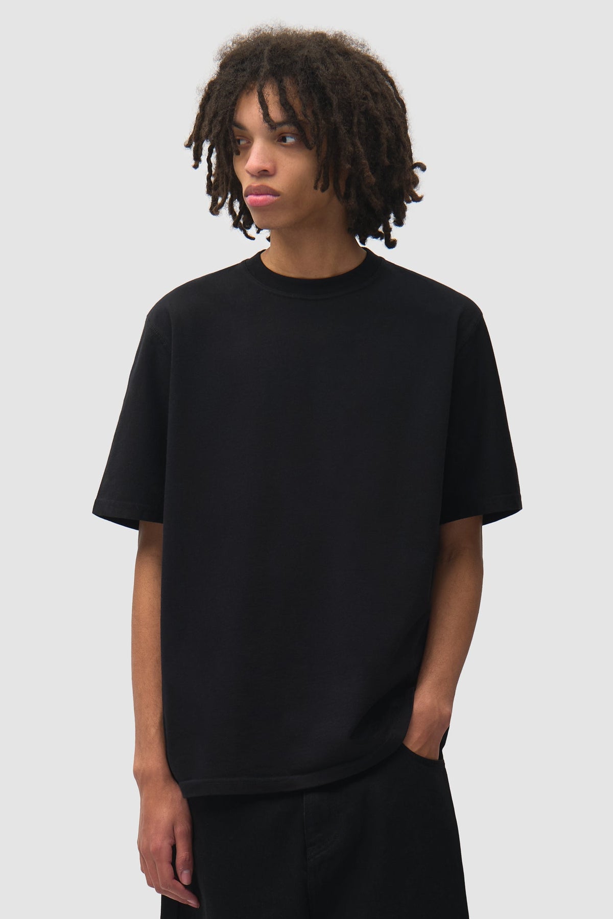 T-shirt Emblem noir Arte Antwerp porté