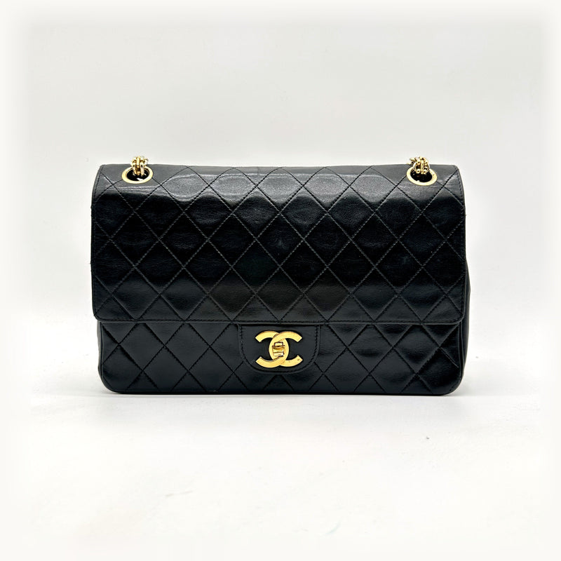 Chanel Timeless 25 cm en cuir d'agneau noir photographié chez Panorama à Toulouse