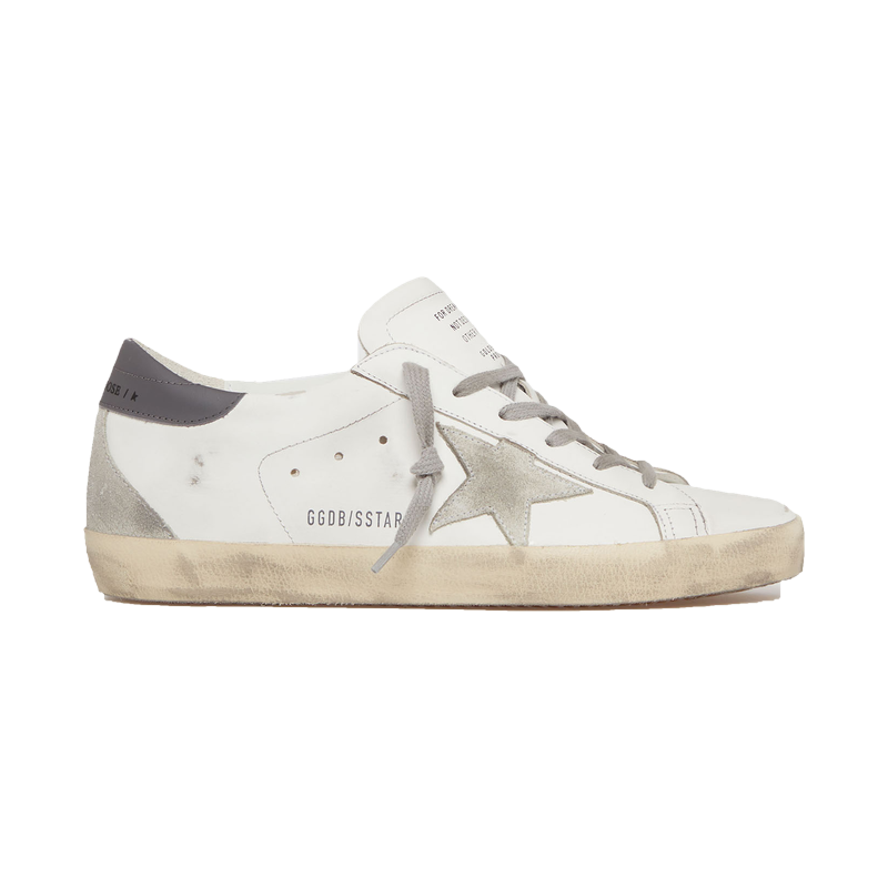 Golden Goose Super-Star en cuir blanc à étoile grise et talon gris, vue de profil, disponible chez Panorama à Toulouse