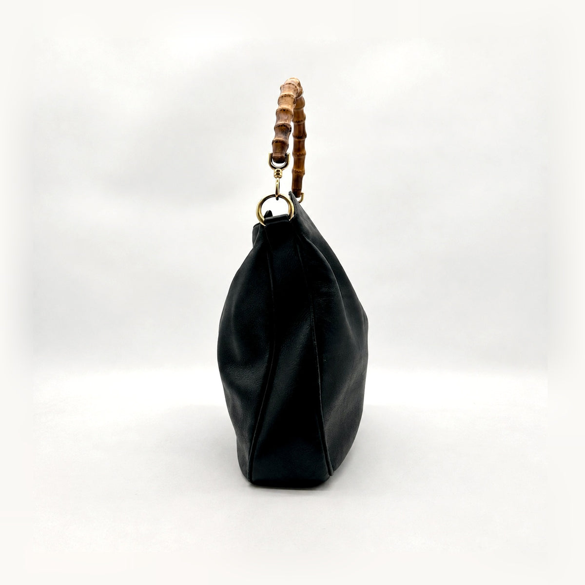 Gucci Bamboo Cuir Noir - vue de profil, anse en bambou
