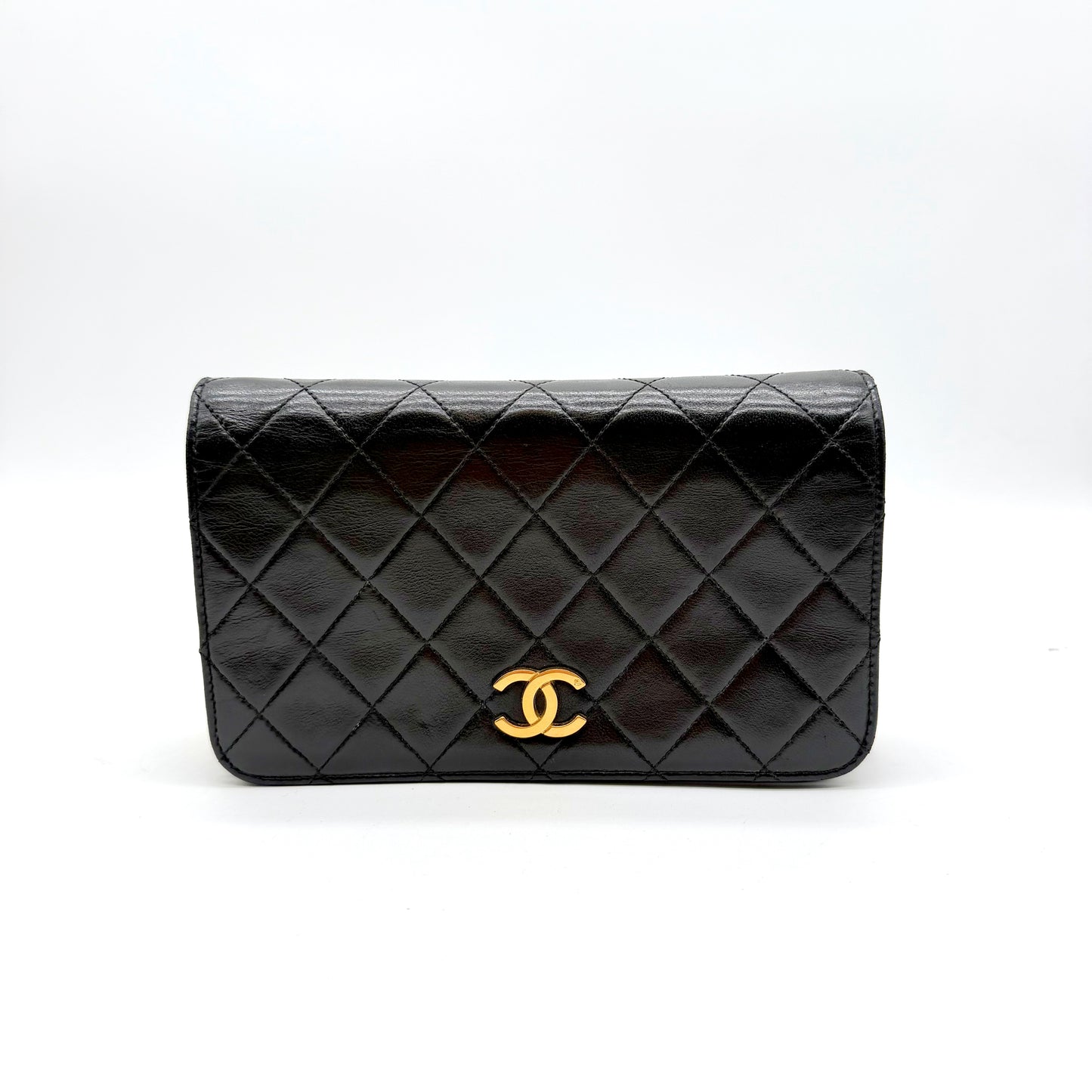 Chanel Wallet on Chain cuir d'agneau matelassé noir - face avant, rabat fermé et fermoir CC