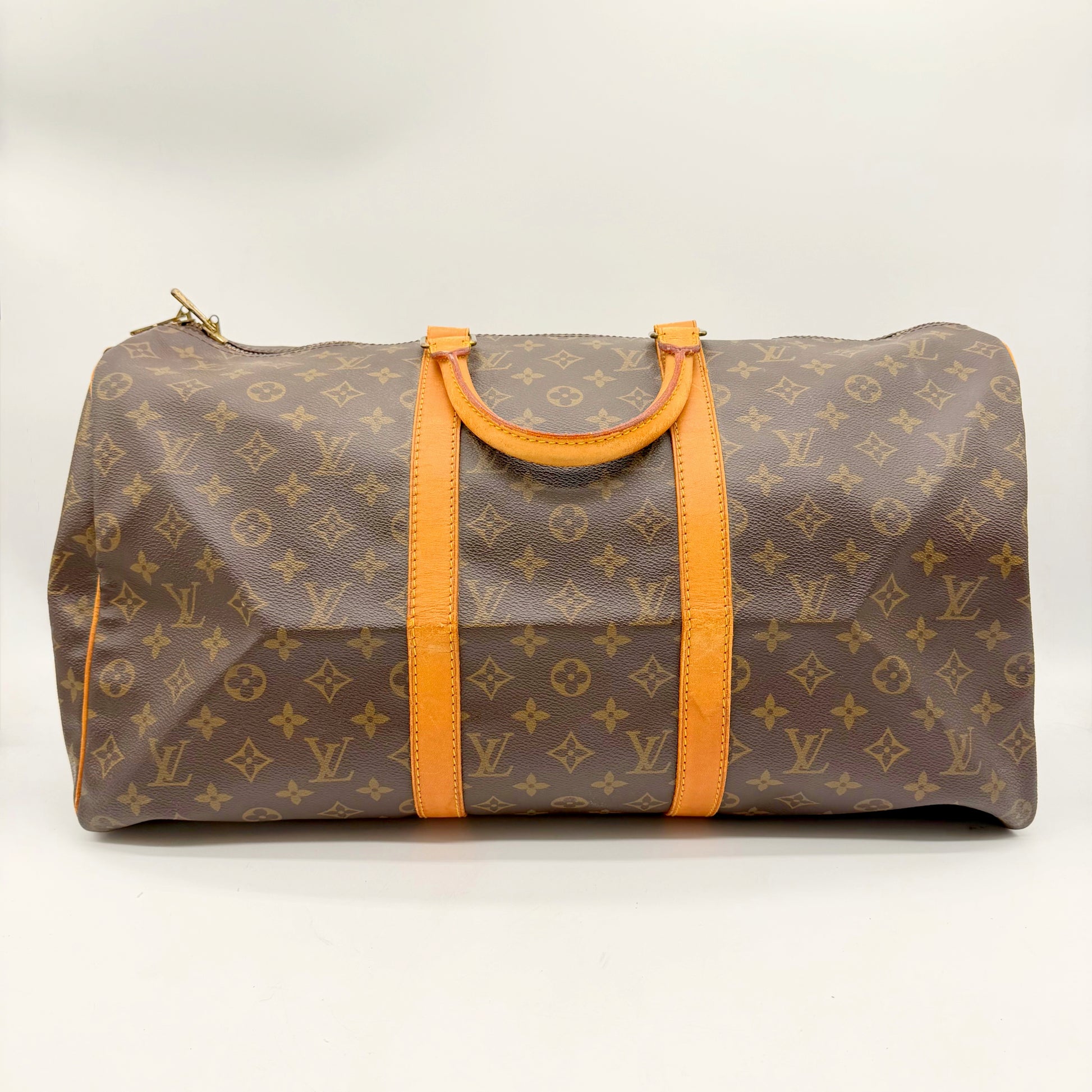 Louis Vuitton Keepall 50 toile Monogram - face avant avec poignées en cuir naturel