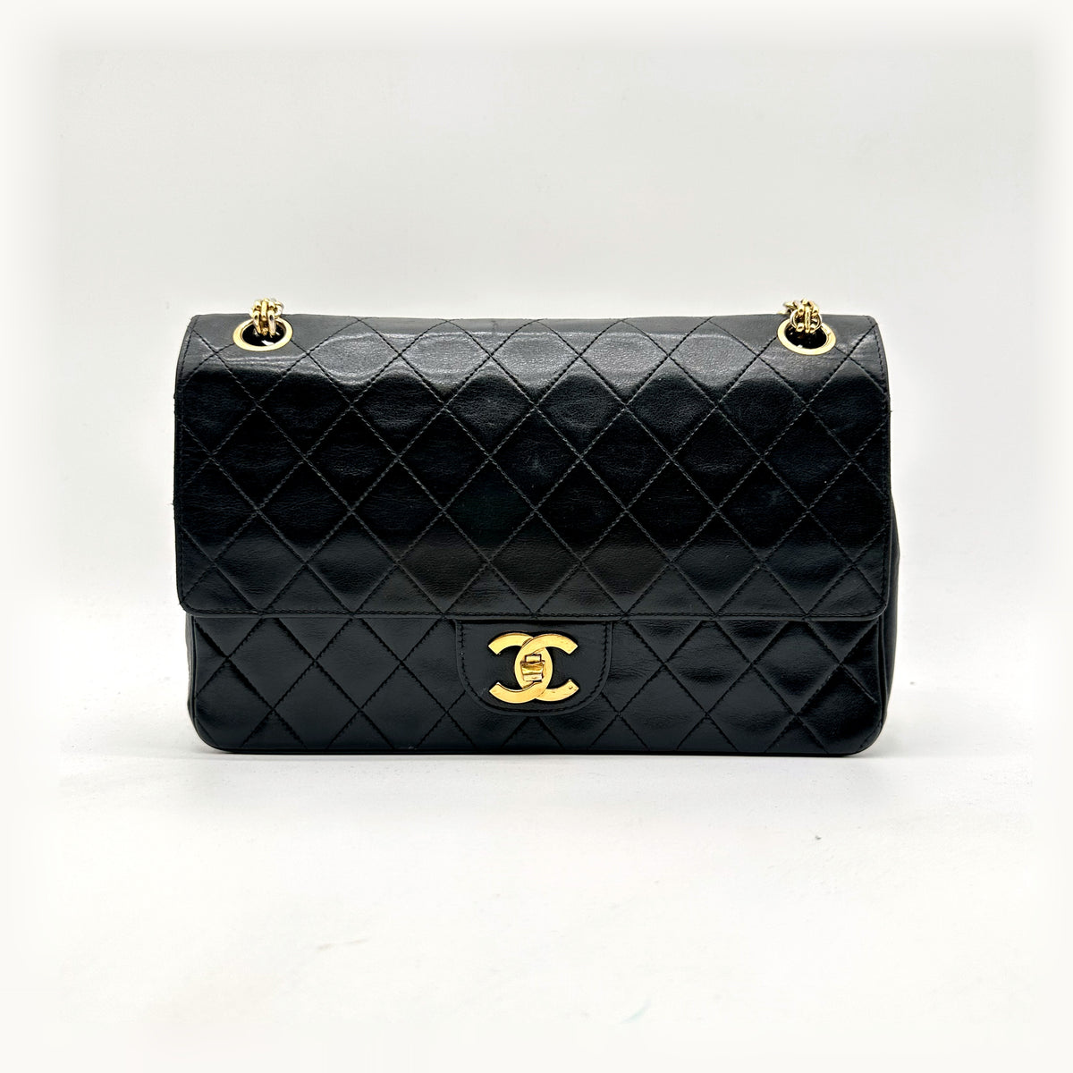 Chanel Timeless 25 cm Cuir d'agneau Noir - vue de face, rabat et fermoir CC