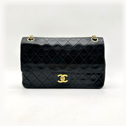 Chanel Timeless 25 cm Cuir d'agneau Noir - vue de face, rabat et fermoir CC