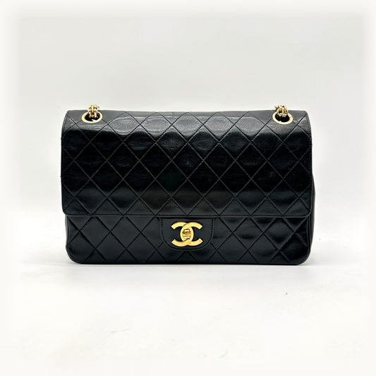Chanel Timeless 25 cm Cuir d'agneau Noir - vue de face, rabat et fermoir CC