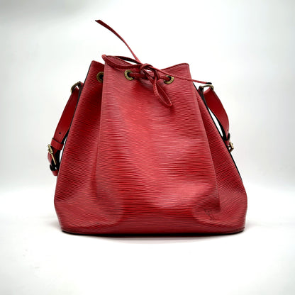 Louis Vuitton Petit Noé Cuir Épi Rouge - vue de face, cordon coulissant fermé