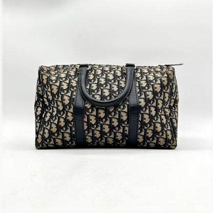 Dior Boston 30 Toile Trotter - vue de face, anses et bandes de cuir