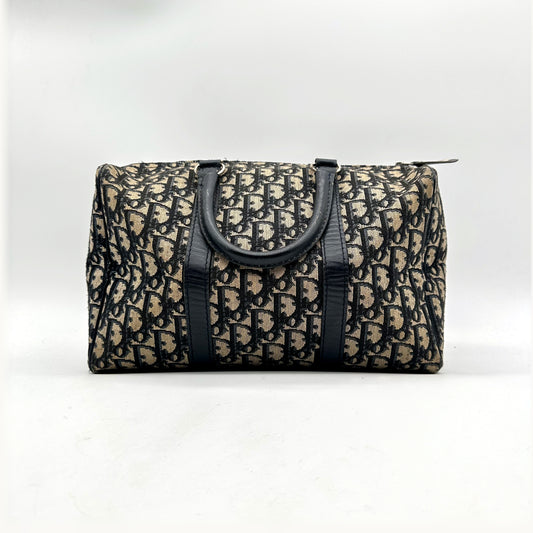 Dior Boston 30 Toile Trotter - vue de face, anses et bandes de cuir