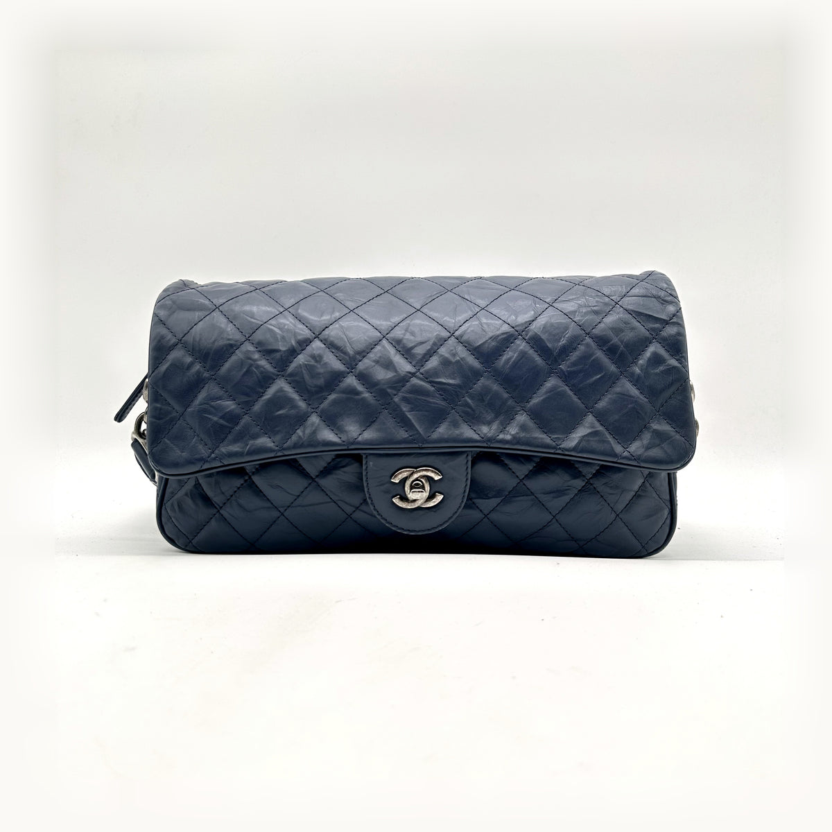 Chanel Matelassé Cuir Bleu Marine - vue de face, rabat et fermoir CC