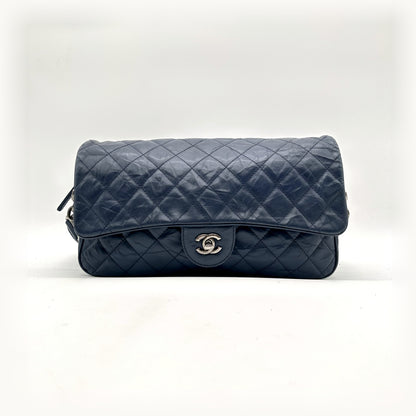 Chanel Matelassé Cuir Bleu Marine - vue de face, rabat et fermoir CC