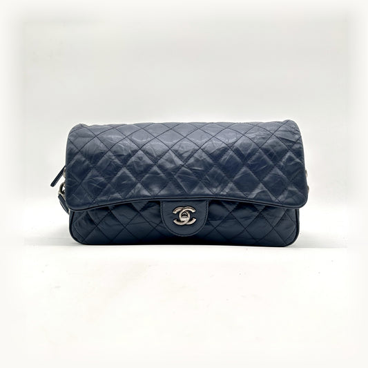 Chanel Matelassé Cuir Bleu Marine - vue de face, rabat et fermoir CC