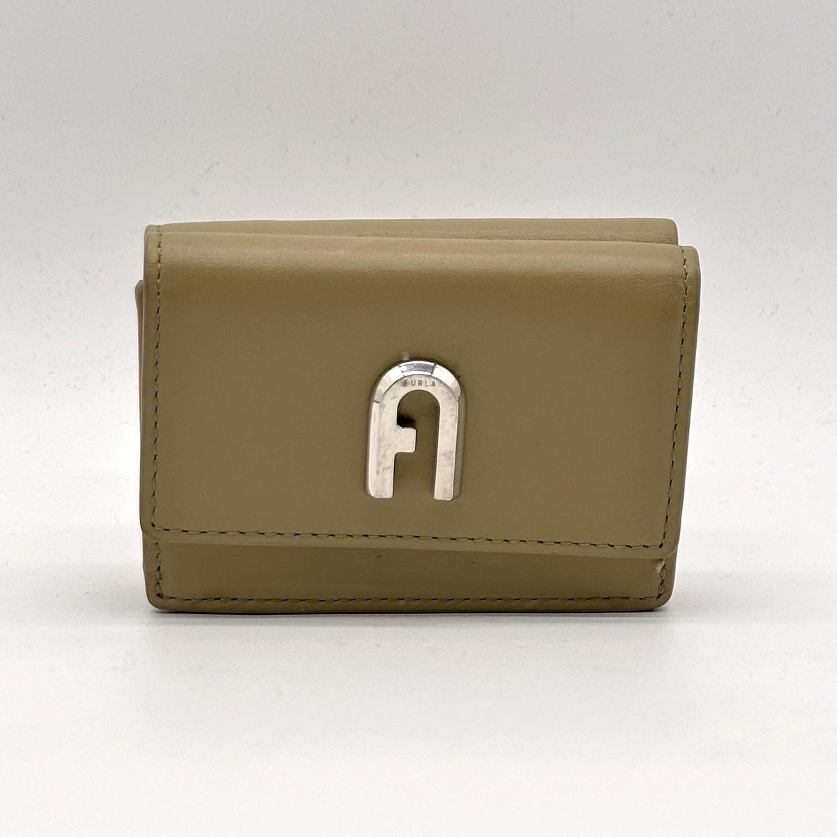 Furla Porte-monnaie Cuir Taupe - vue de face, rabat et logo métallique