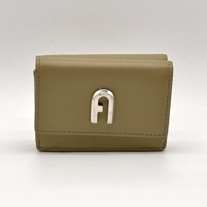 Furla Porte-monnaie Cuir Taupe - vue de face, rabat et logo métallique