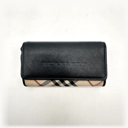 Burberry Étui à clés Toile Check - vue de face, rabat en cuir noir fermé